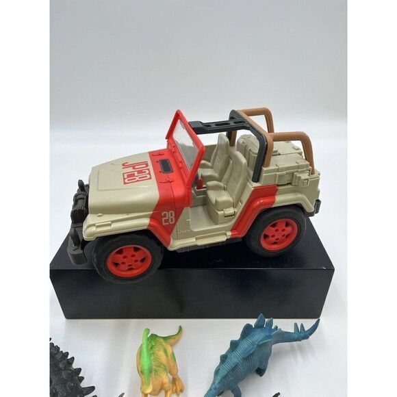 Jurassic World Jeep Wrangler Remote Control Vehicle & Dinosaurs (9) - Picture 8 of 8
